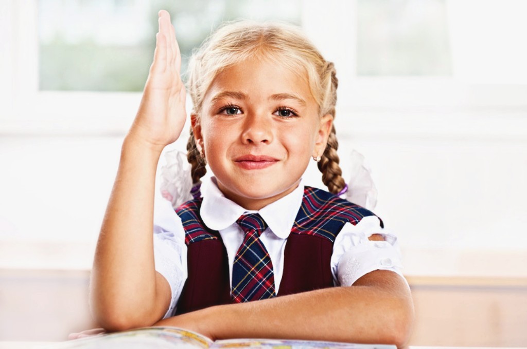 В школу после 8 лет. Дети в школе. Девочка поднимает руку на уроке. Поднятая рука на уроке. Школникподнемает руку.